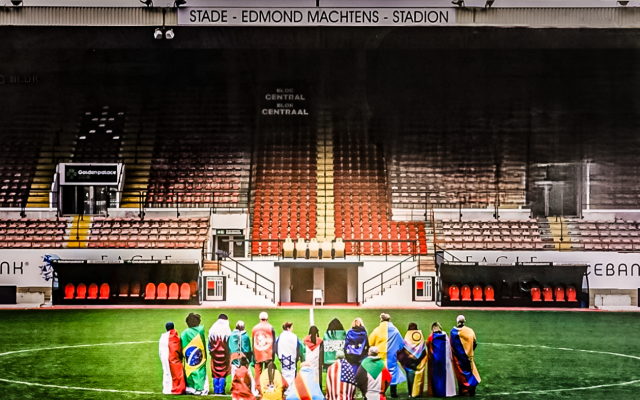 Photographie de groupe, L’union des différences : un moment saisi sur la pelouse du stade Edmond Machtens, au cœur du RWDM, à Molenbeek-Saint-Jean. © Gilles Njaheut