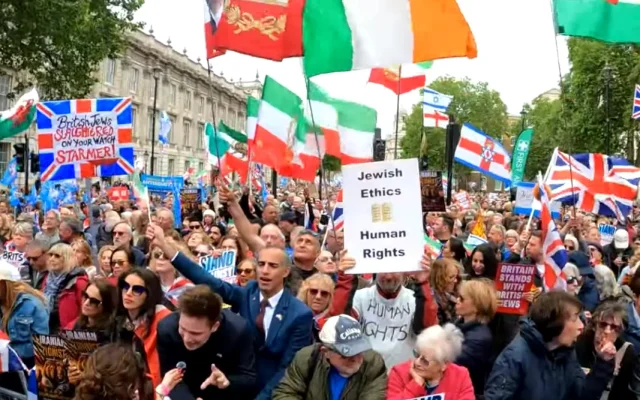 Participants à un rassemblement contre l'antisémitisme à Londres, le 10 mai 2026. (Capture d'écran/YouTube)