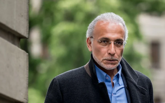 L'islamologue suisse Tariq Ramadan arrive au palais de justice de Genève le 27 mai 2024, avant son procès en appel pour des accusations de viol et de contrainte sexuelle. Le 10 septembre 2024, une cour d'appel suisse a déclaré que l'islamologue Tariq Ramadan était coupable de viol et de contrainte sexuelle dans un hôtel de Genève il y a 15 ans, annulant ainsi l'acquittement prononcé l'année dernière par une juridiction inférieure. Le tribunal a déclaré qu'il « annulait le jugement du 24 mai 2023 » et a condamné l'ancien professeur de l'Université d'Oxford à trois ans de prison, dont deux avec sursis. (Crédit : Fabrice COFFRINI / AFP)