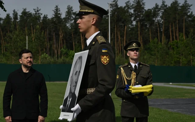 Le président ukrainien Volodymyr Zelensky (à gauche) assiste, en compagnie de son épouse Sofia, à la cérémonie de réinhumation d'Andrïï Melnyk, collaborateur nazi décédé en 1964 et ancien chef d'une branche de l'Organisation des nationalistes ukrainiens (OUN), au cimetière militaire national près de Kiev, le 25 mai 2026 (Photo : Genya SAVILOV / AFP)
