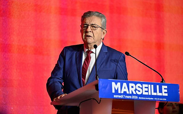 Jean-Luc Mélenchon, figure de l'extrême gauche française, prend la parole lors d'un meeting de campagne en soutien à Sébastien Delogu, candidat du parti d'extrême gauche La France Insoumise (LFI) à la mairie de Marseille, à Marseille, dans le sud de la France, le samedi 7 mars 2026. (Crédit : AP/Philippe Magoni)