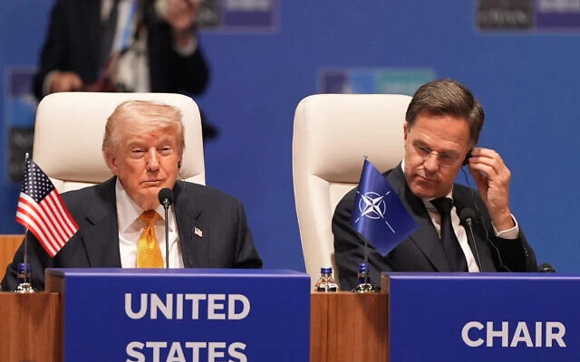 Donald Trump et Mark Rutte lors de la séance plénière du sommet de l’OTAN à Ankara, le 8 juillet 2026. Une image de scène ; le dossier, lui, se joue dans les institutions, les capacités et les lignes de souveraineté. (Crédit : Alex Brandon/AP.)