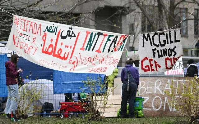 Des étudiants et des militants pro-palestiniens et anti-israéliens protestent sur le campus de l'Université McGill à Montréal, Canada, le 29 avril 2024. (Crédit : Graham Hughes / AFP)