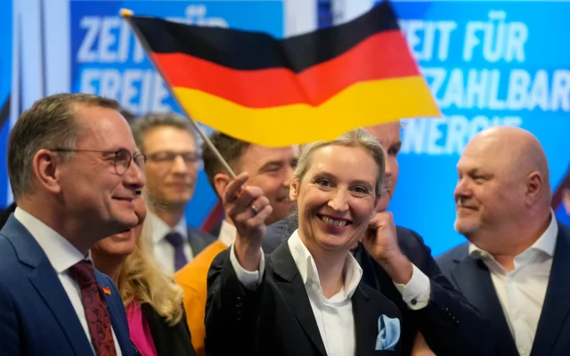 Alice Weidel, dirigeante du parti d'extrême droite AfD, brandit un drapeau allemand au siège du parti à Berlin, le dimanche 23 février 2025, après les élections législatives allemandes. (Crédit : AP/Michael Probst, archives)
