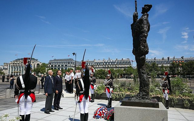 Le président français Emmanuel Macron (au centre, à droite) aux côtés de Charles Dreyfus, petit-fils d'Alfred Dreyfus, lors d'une cérémonie en hommage au capitaine Alfred Dreyfus, sur l'île de la Cité, près de la Cour de cassation à Paris, en France, le 12 juillet 2026. (Crédit : Thomas Samson/Pool Photo via AP)