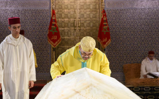 Le roi Mohammed VI, accompagné du prince héritier Moulay El Hassan, se recueillant sur la tombe de feu le roi Mohammed V, le 28 février 2026.. DRISS BENMALEK
