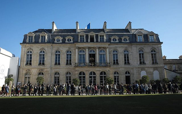 Des visiteurs font la queue pour visiter le palais de l'Élysée, à Paris, le samedi 21 septembre 2019. Les bâtiments et administrations nationaux français sont ouverts au public à l'occasion des Journées du patrimoine. (Crédit : AP/Kamil Zihnioglu)