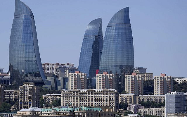 Vue générale de la vieille ville de Bakou, en Azerbaïdjan, avec les gratte-ciel Flame Towers en arrière-plan, le dimanche 13 juin 2021. (Crédit : AP/Darko Vojinovic)