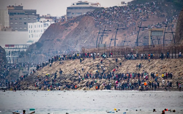 Des migrants retournent au Maroc depuis l'enclave espagnole de Ceuta, le 31 juillet 2026. (Crédit : AP/Antonio Sempere)