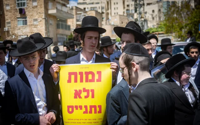Des juifs ultra-orthodoxes manifestent à Jérusalem contre la conscription militaire avec une banderole où l'on peut lire « Nous préférons mourir plutôt que de nous enrôler », le 12 avril 2026. (Crédit : Chaim Goldberg/Flash90)