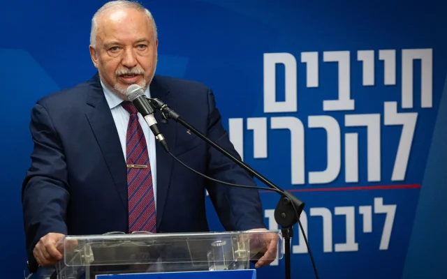 Le député Avigdor Liberman, chef du parti Yisrael Beytenu, présidant une réunion de faction de la Knesset, à Jérusalem, le 15 juin 2026. (Crédit : Yonatan Sindel/Flash90)