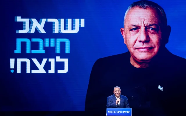 Gadi Eisenkot, chef du parti Yashar, prenant la parole lors du lancement de la campagne électorale de son parti, à Hod HaSharon, dans le centre d'Israël, le 30 juin 2026. Le slogan en hébreu signifie : « Israël doit gagner ! » (Crédit : Chaïm Goldberg/Flash90)