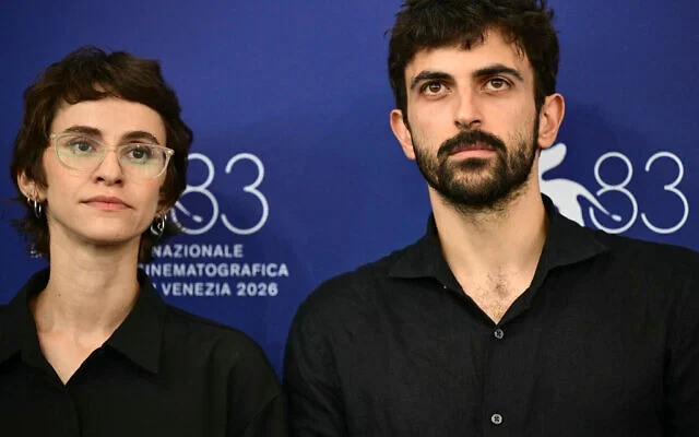 La journaliste et réalisatrice Rachel Szor et le journaliste et cinéaste israélien Yuval Abraham assistent à la séance photo du film « Naza », présenté en compétition lors de la 83e Mostra de Venise, au Lido de Venise, le 10 septembre 2026. (Crédit : Stefano Rellandini/AFP)