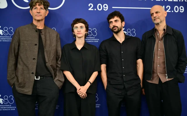 (De gauche à droite) Le réalisateur britannique Jonathan Glazer, la journaliste et réalisatrice israélienne Rachel Szor et le journaliste et cinéaste israélien Yuval Abraham assistent à la séance photo du film « Naza » lors de la 83e Mostra de Venise, au Lido de Venise, le 10 septembre 2026. (Crédit : Stefano RELLANDINI/AFP)