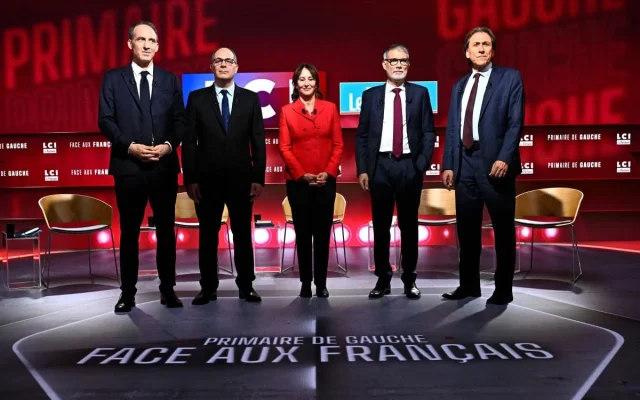 Raphaël Glucksmann, Emmanuel Maurel, Ségolène Royal, Olivier Faure et Jérôme Guedj, lors du premier débat de la primaire sociale-démocrate, sur le plateau de LCI, à Boulogne-Billancourt, le 23 septembre 2026. (Crédit : JULIEN DE ROSA / AFP)