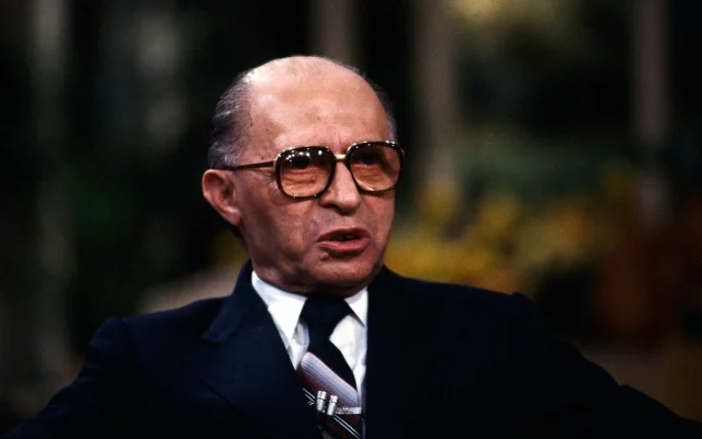 Le Premier ministre Menachem Begin lors de l'émission d'ABC ‘Good Morning America’, le 16 novembre 1980. (Crédit : AP)