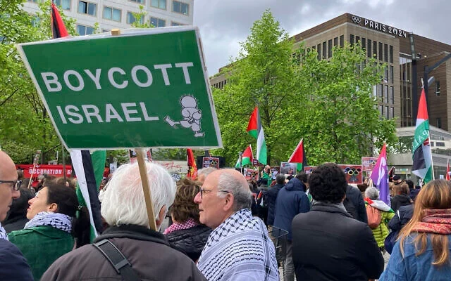 Des manifestants réclamant le boycott d'Israël lors des Jeux olympiques rassemblés devant le siège du comité d'organisation des Jeux olympiques de Paris, à Saint-Denis, le 30 avril 2024. (Crédit : Alexander Turnbull/AP Photo)