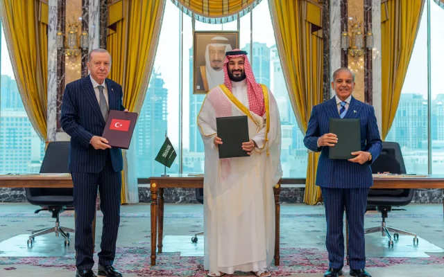 De gauche à droite, le président turc Recep Tayyip Erdogan, le prince héritier saoudien Mohammed ben Salmane et le Premier ministre pakistanais Shehbaz Sharif posant après avoir signé un accord de défense trilatéral à La Mecque, en Arabie saoudite, le 7 août 2026. (Crédit : Agence de presse saoudienne via AP)