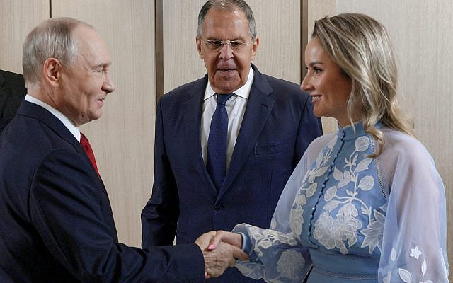 Le président russe Vladimir Poutine (à gauche) serre la main de la commissaire présidentielle aux droits de l'enfant, Maria Lvova-Belova (à droite), en présence du ministre russe des Affaires étrangères Sergueï Lavrov (au centre), lors d'une réunion avec les « cinq » dirigeants du parti Russie unie pour les élections à la Douma d'État (la chambre basse du Parlement russe), à ​​Moscou, le samedi 5 septembre 2026. (Crédit : Gavriil Grigorov/Sputnik, pool Kremlin via AP)