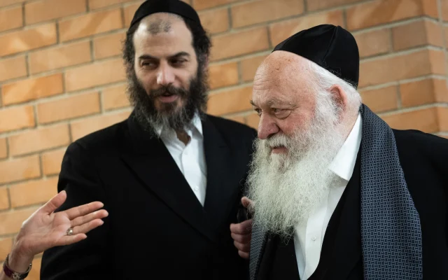 Le ministre du Logement de l'époque, Yitzchak Goldknopf, à droite, et son conseiller principal Motti Babchik arrivent à la réunion de la faction Yahadout HaTorah à la Knesset à Jérusalem, le 17 février 2025. (Crédit : Chaim Goldberg/Flash90) Le ministre du Logement de l'époque, Yitzchak Goldknopf, à droite, et son conseiller principal Motti Babchik arrivent à la réunion de la faction Yahadout HaTorah à la Knesset à Jérusalem, le 17 février 2025. (Crédit : Chaim Goldberg/Flash90)