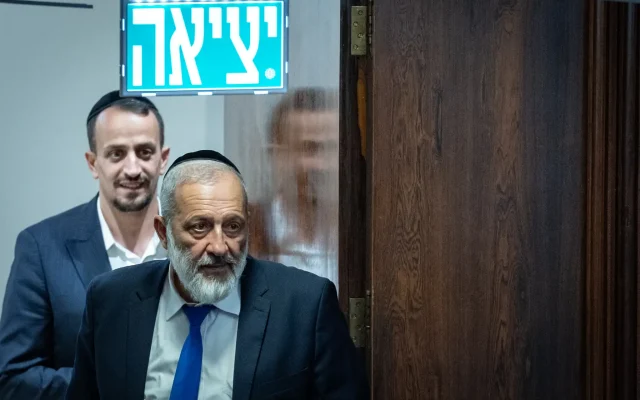 Le chef du parti Shas, Aryeh Deri, assistant à une séance plénière de la Knesset et au vote d’un projet de loi visant à séparer les fonctions et les pouvoirs du procureur général, le 15 juillet 2026. (Crédit : Yonatan Sindel/Flash90)