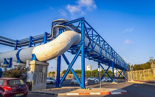 Vue générale d’une usine de dessalement d’eau près de Rishon Lezion, dans le centre d’Israël, le 2 septembre 2026. (Crédit : Yossi Aloni/Flash90)