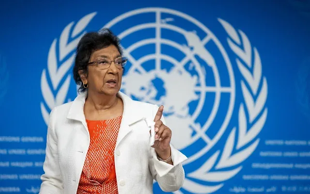 La présidente de la commission d'enquête internationale indépendante des Nations unies sur les Territoires palestiniens, y compris Jérusalem-Est, et en Israël, la Sud-Africaine Navi Pillay, lors d’une conférence de presse, à Genève, le 16 septembre 2025. (Crédit: Fabrice Coffrini/AFP)