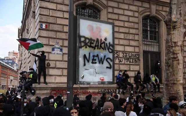 Un émeutier masqué brandissant un drapeau palestinien au milieu d'une manifestation contre le « coût élevé de la vie », à Paris, le 17 octobre 2026, dans un contexte de troubles nationaux en France. (Crédit : Kiran Ridley/AFP)