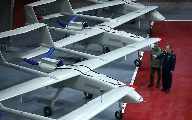 Le ministre iranien de la Défense, le général Aziz Nasirzadeh (à droite), s’entretenant avec le commandant de l’armée, le général Abdolrahim Mousavi, lors d’une cérémonie de remise à l’armée de drones de fabrication nationale, sur une photo fournie le 13 janvier 2025. (Crédit : Armée iranienne via AP)
