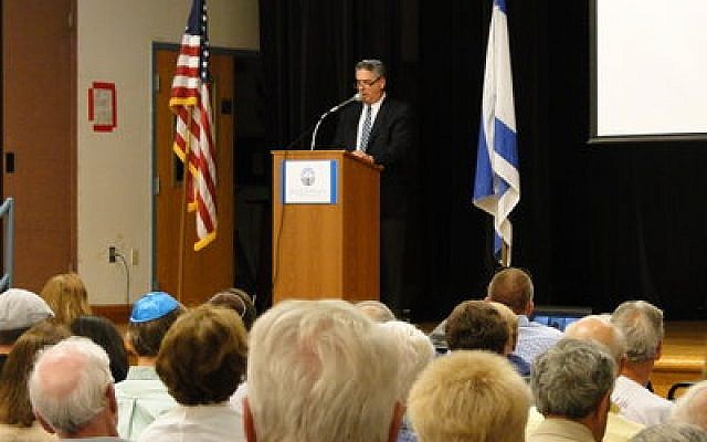 Rabbi James Gibson of Temple Sinai speaking at the solidarity with Israel program Tuesday night. (Photo by Pia Naiditch)
