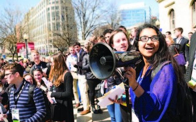 J Street U members protest Hillel CEO Eric Fingerhut’s decision to decline its invitation to speak before the group in March. (Photo by Moshe Zusman)
