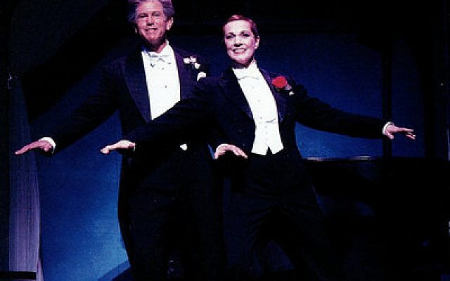 Tony Roberts with Julie Andrews on Broadway in "Victor/Victoria" in 1995. 
(Carol Rosegg)
