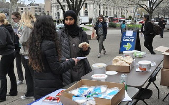 Israel Peace Week provided interested students with infomation … and food.
 
Photo by Adam Reinherz
