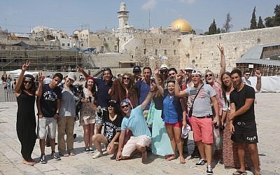 Birthright Israel participants visit the Western Wall. (Photo by Flash90)