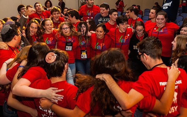 Members of USY celebrating at the United Synagogue of Conservative Judaism’s 2015 convention. (Photo by Andrew Langdal)