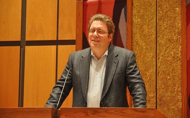 Jeremy Dauber talks about Jewish comedy at Rodef Shalom Congregation. (Photo by Adam Reinherz)