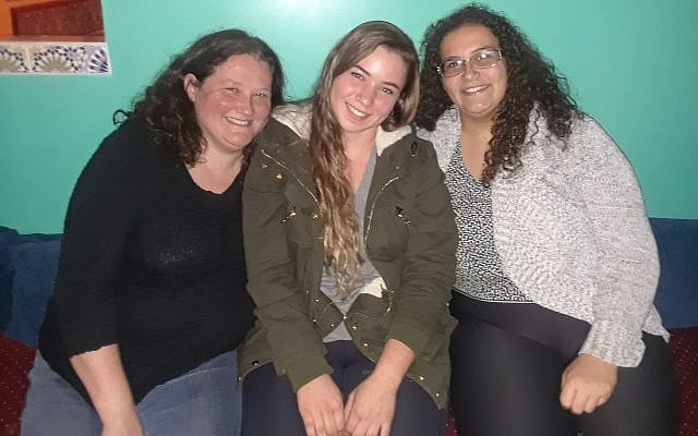 Israel’s Dana Federman, center, and Pittsburgh’s Rosa Myers, right, have been pen pals since they were children. At left is Rosa’s mother, Melissa. (Photo courtesy of Rosa Myers)