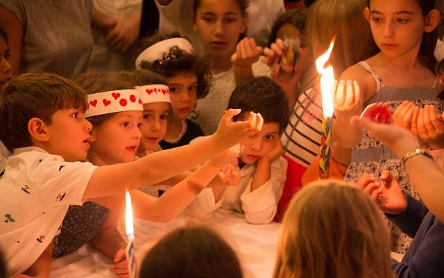 Children participate in a Yom Kippur havdalah event at the Palo Alto JCC. (Photo by Ilyanne Photographic Art)