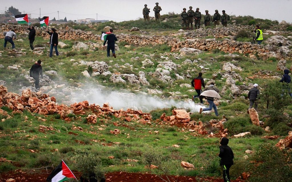 Palestinian protesters clashing with Israeli troops during a protest marking Land Day, in the West Bank city village of Qusra near Nablus, March 30, 2018. (Photo by Nasser Ishtayeh/Flash90)