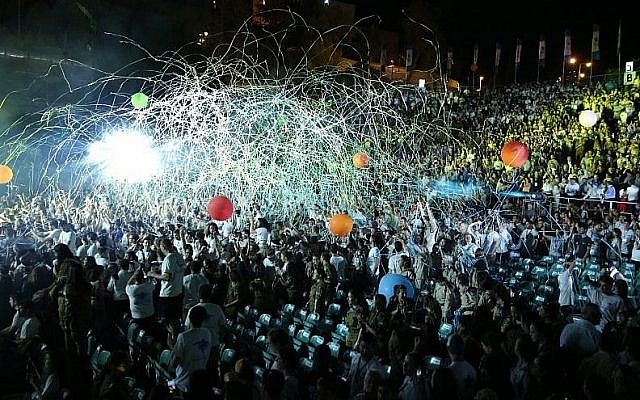 Thousands of young Jews attend a Birthright mega event. (Photo by Yossi Gamzo Latuba)