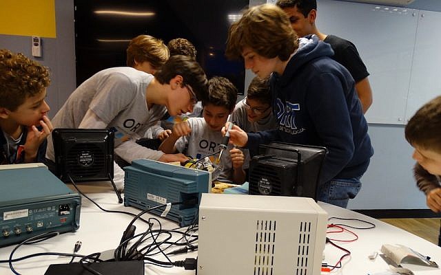 Students explore technology at ORT, the smallest of Rio’s four Jewish day schools. (Photo courtesy of ORT)