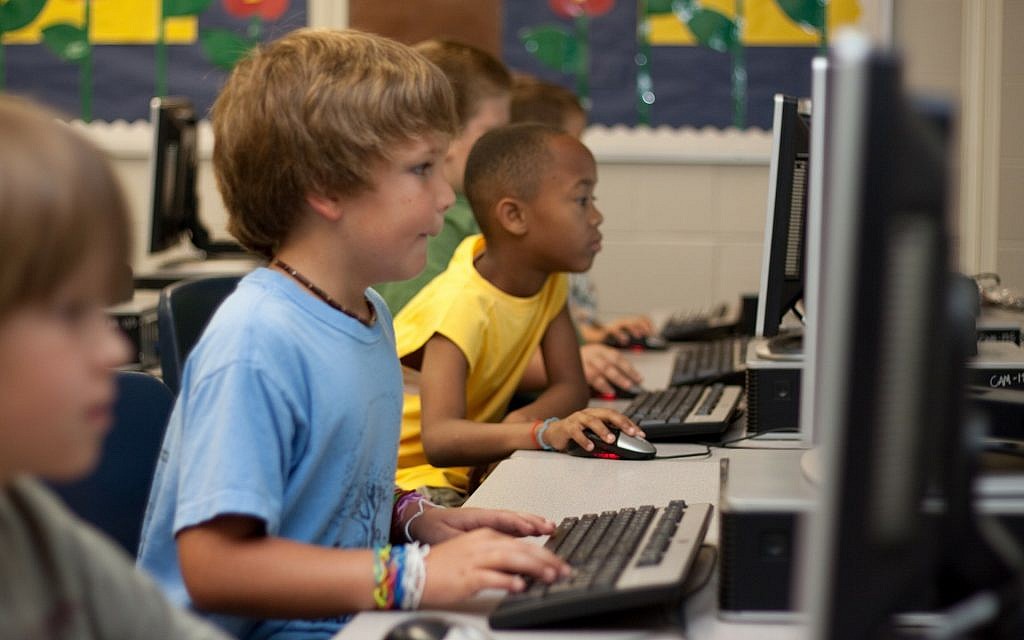 Jewish schools should teach students how to use the Internet as a Judaic resource. (Photo from public domain)