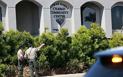 San Diego Sheriff deputies look over the Chabad of Poway Synagogue after a shooting on Saturday, April 27, 2019 in Poway, California. (SANDY HUFFAKER / AFP)