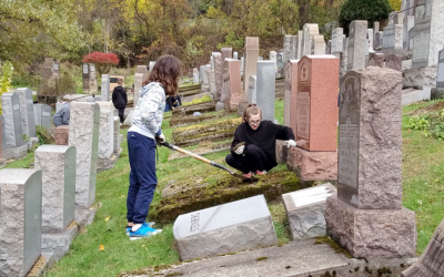 Almost three dozen volunteers participated in a community-wide day of service at Beth Abraham Cemetery last year to commemorate the victims of the Pittsburgh synagogue shooting. (Photo courtesy of JCBA)