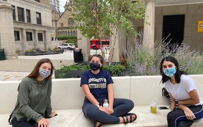 Big Eva Shterengarts meets with freshmen littles Lacey Gelfand and Ilona Margolin. Photo from Ryan Covitt.