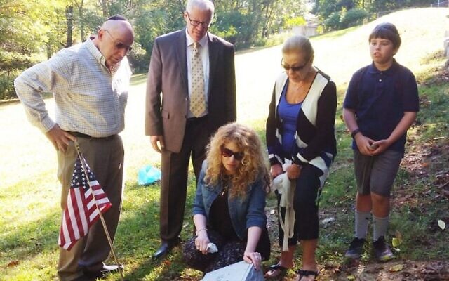 A 2017 unveiling at Chesed Shel Emeth cemetery (Photo by Jonathan Schachter) A 2017 unveiling at Chesed Shel Emeth cemetery (Photo by Jonathan Schachter)