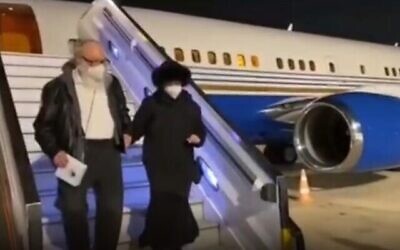 Jonathan Pollard and his wife Esther arrive at Ben Gurion Airport, Dec. 30, 2020 (Screen grab via Times of Israel)