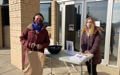 Julianna Asunction and Ariella Levy help with Ignite distribution. Photo courtesy of Hillel JUC