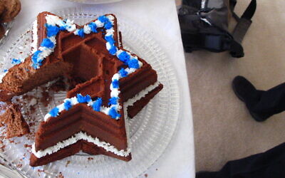 Star of David Cake by Jonny Hunter, courtesy of flickr.com.
