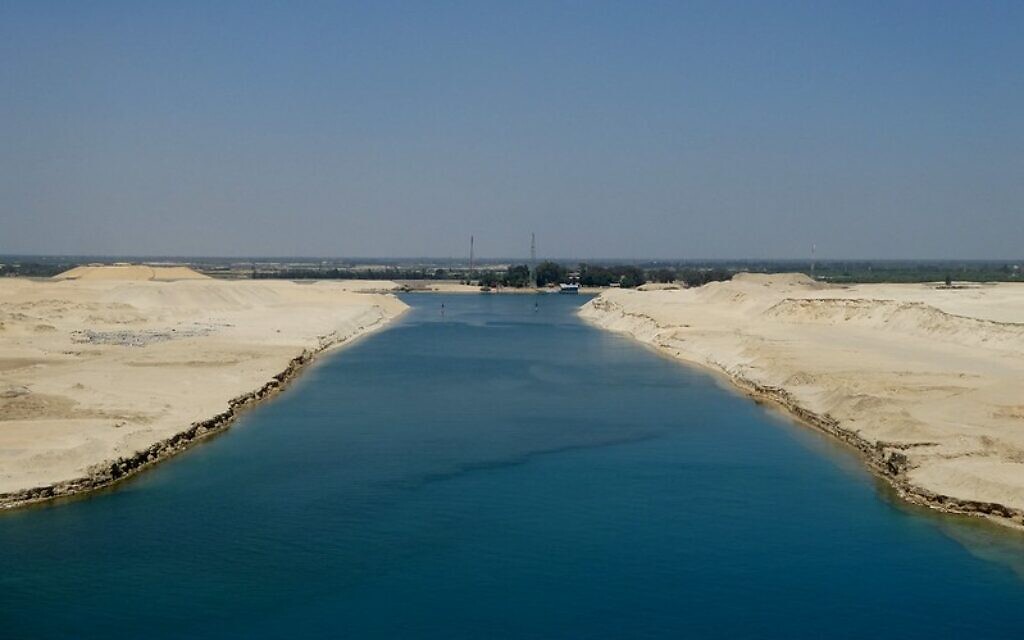 Transit Suez Canal. Photo by Harry and Rowena Kennedy courtesy of Flicker.com.